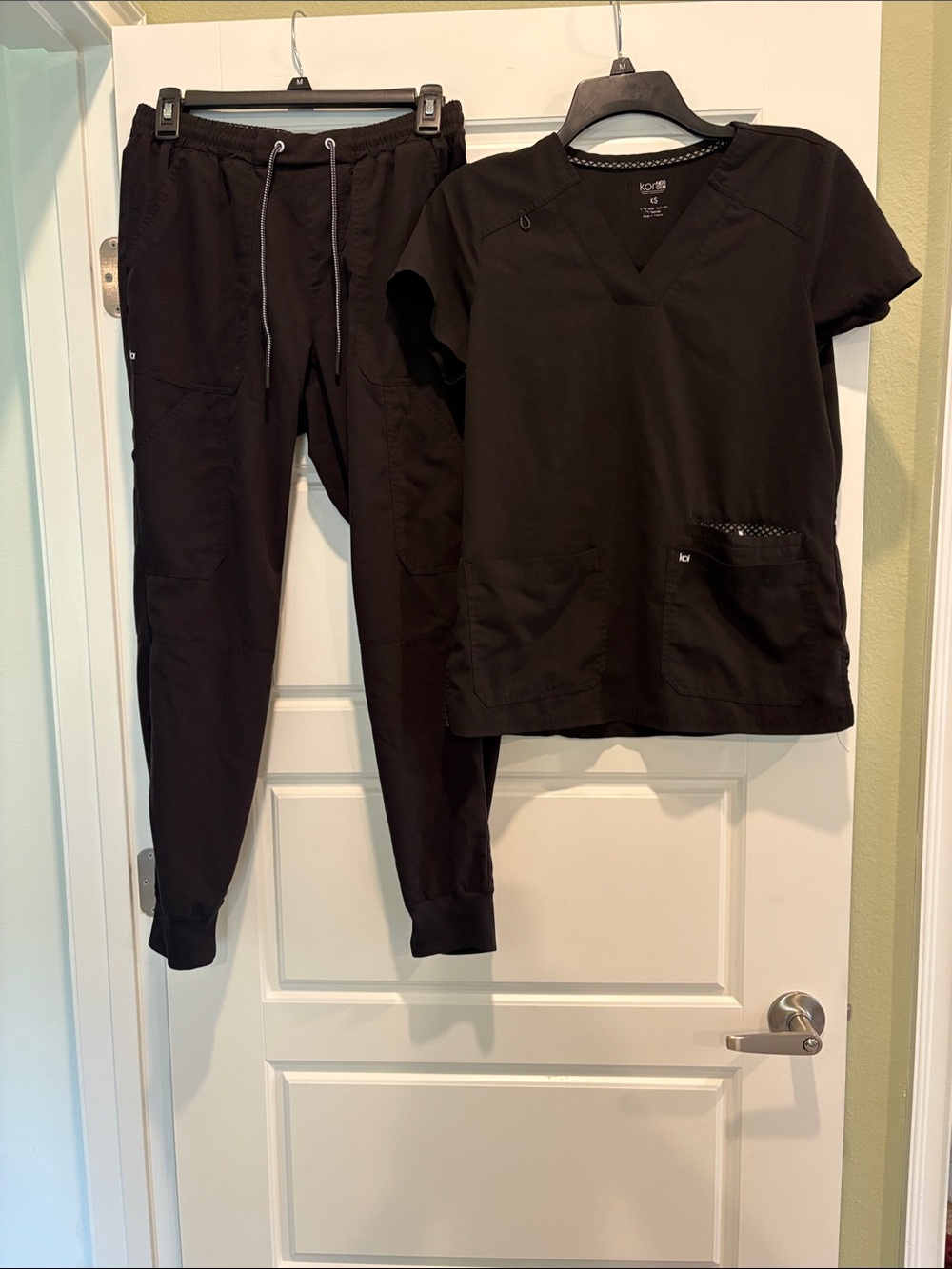 koi Black XS Scrub Set